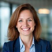 Portrait von Anna Schmidt, einer lächelnden, professionellen deutschen Sprachlehrerin.